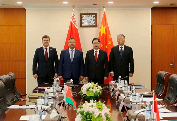 Глава природоохранного ведомства Беларуси провел встречу с Министром природных ресурсов КНР