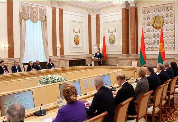 Александр Лукашенко: Конституция Беларуси стала нашим ориентиром, поистине народным государствообразующим документом